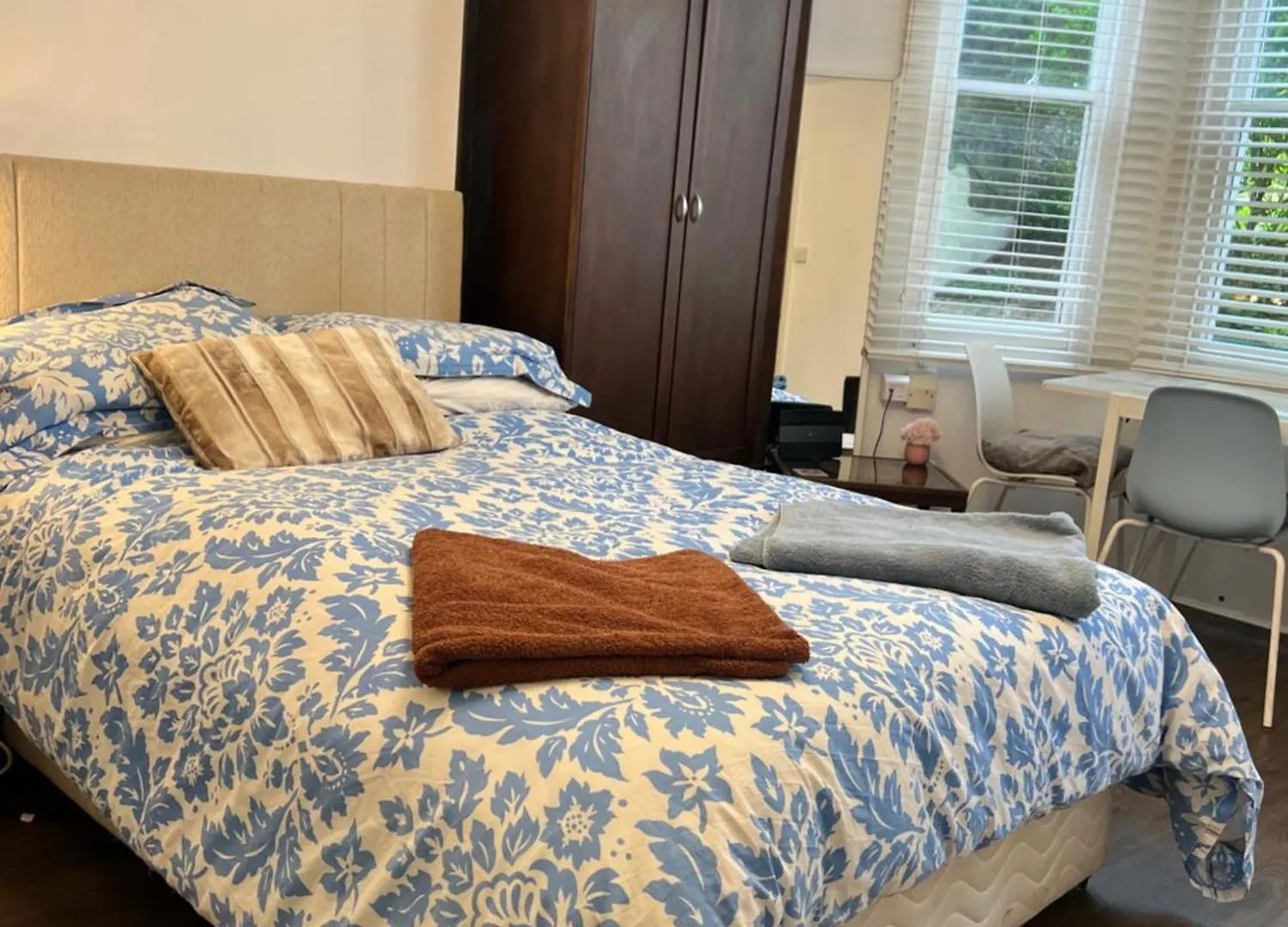 Homestay Spacious Apartment - 2 Dogs Live At The Property Brighton