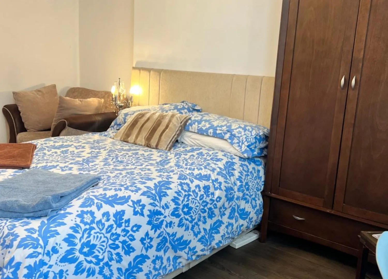 Homestay Spacious Apartment - 2 Dogs Live At The Property Brighton